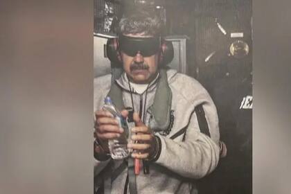 Maduro, ya detenido, a bordo del USS Iwo Jima