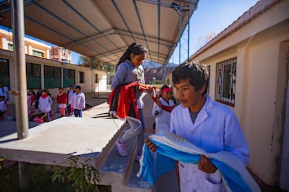 Maestras y una bandera, los tesoros más preciados que tienen los alumnos de la escuela pública de El Rodeo, donde no hay agua, libros ni internet entre muchas carencias