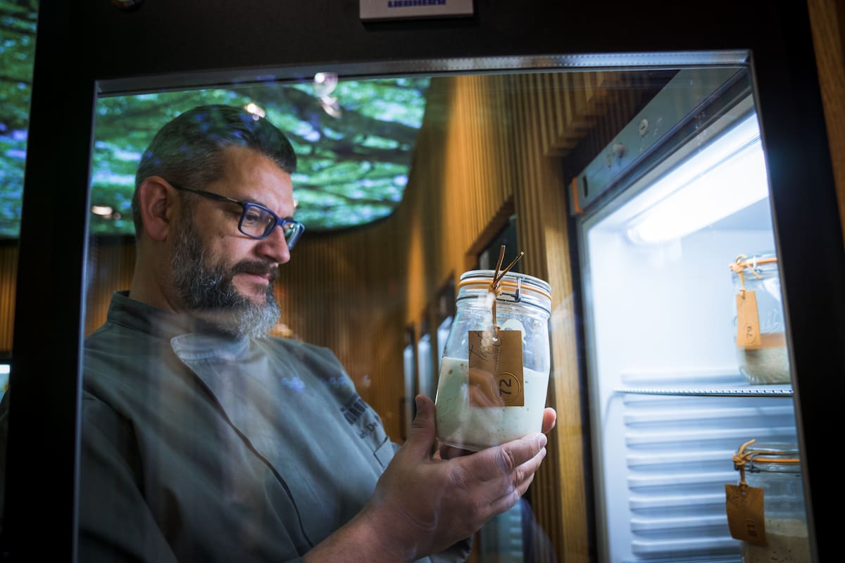 Maestro panadero belga, dirige la única Biblioteca de Masas Madre del mundo, donde recopila y estudia ejemplares de todo el planeta, algunos con siglos de historia detrás