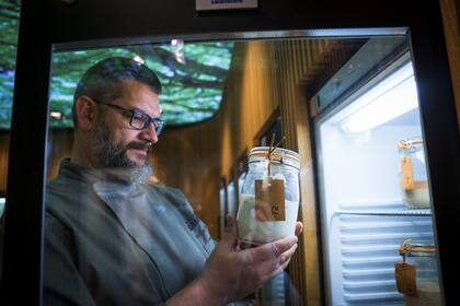 Maestro panadero belga, dirige la única Biblioteca de Masas Madre del mundo, donde recopila y estudia ejemplares de todo el planeta, algunos con siglos de historia detrás