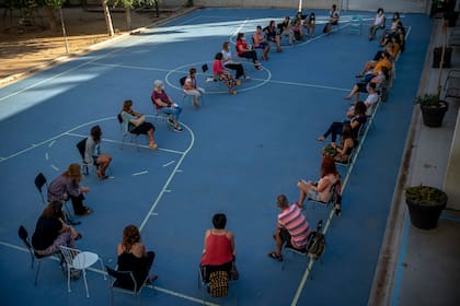 Maestros de una escuela pública de Barcelona se reunen por el comienzo de las clases