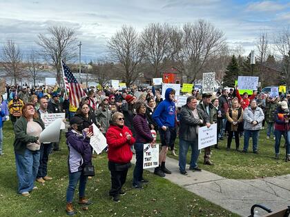 Maestros y vecinos se congregaron en una protesta para pedir la liberación de tres estudiantes de la Escuela Central Sackets Harbor y su madre que fueron detenidos por ICE