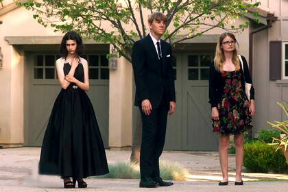 Maeve Press, Josh Thomas y Kayla Cromer en Todo estará bien