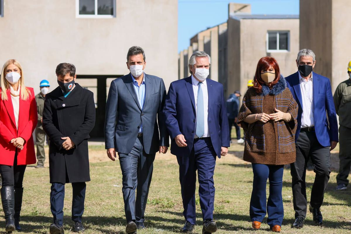 Magario, Kicillof, Massa, Fernández, Cristina Kirchner y Ferraresi, en Ensenada