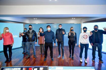 Magario, Tignanelli, Menéndez, Gianini, Espinoza, Kirchner, Fassi, Mendoza y Moyano, en el congreso del PJ de este sábado