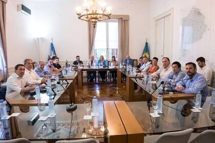 Magario y Dichiara, con intendentes y diputados del peronismo, ayer en la Legislatura