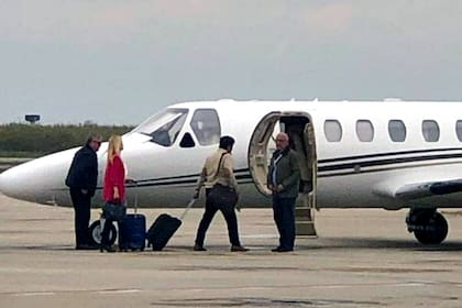 El vuelo de Magario a Tucumán para un acto del PJ reactivó la polémica por el uso del avión sanitario