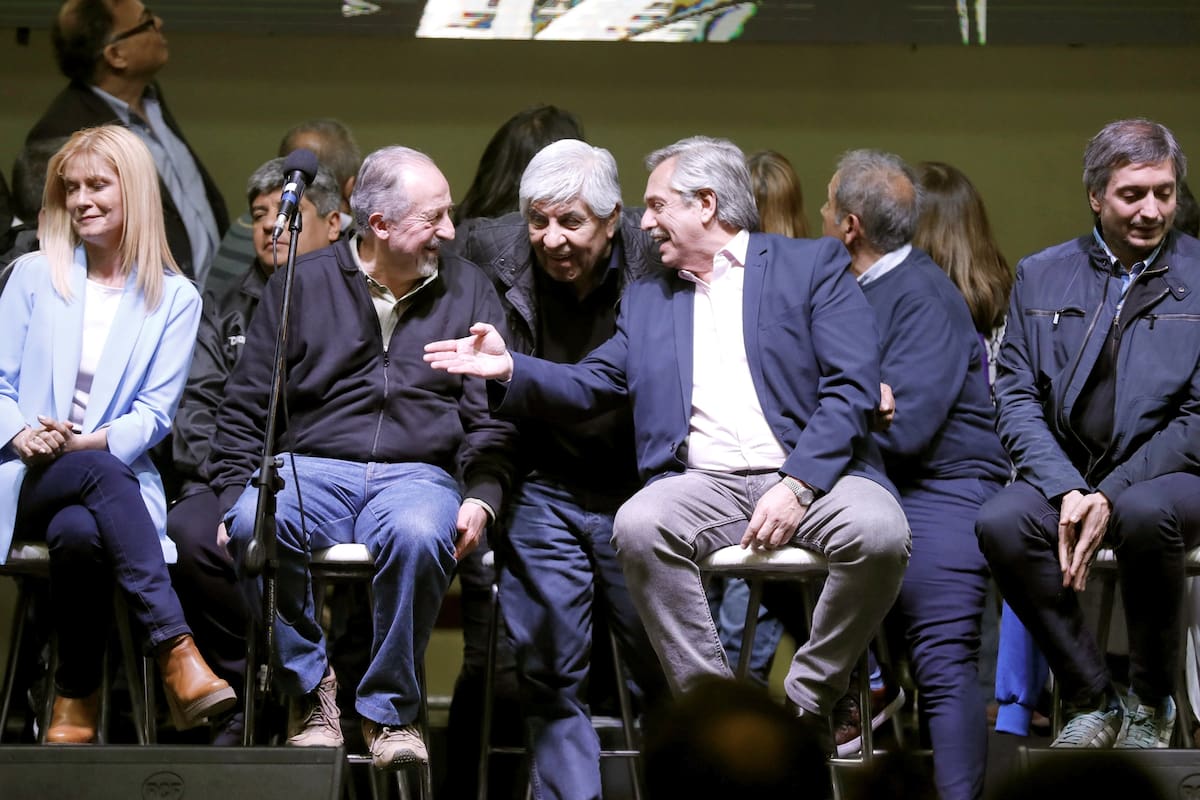 Magario, Yasky, Moyano, Fernández y Máximo, en el centro del escenario de Lanús