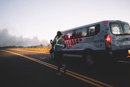 Magda es sobrepasada por la van de su equipo