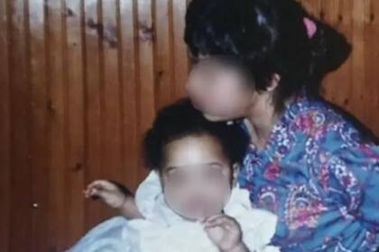 Magdalena Cruz de bebé y su mamá, identificada como IC