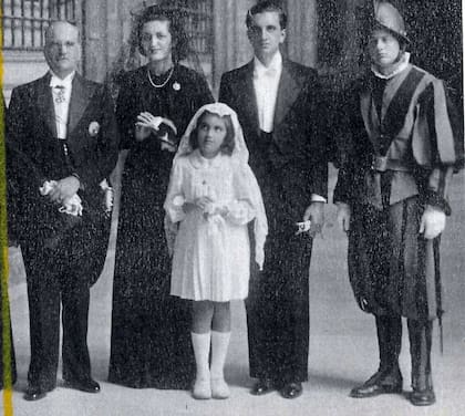 Magdalena junto a sus padres, Celina Ortiz Basualdo y Enrique Ruiz Guiñazú, durante una visita a la Santa Sede