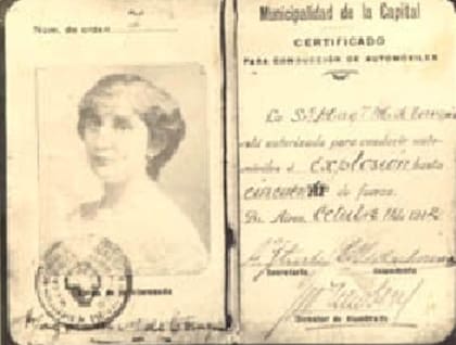 Magdalena Madero de Torquinst, dueña del carnet N°7, fue la primera en salir a conducir un auto en público, acompañada por su marido, el banquero Carlos Torquinst