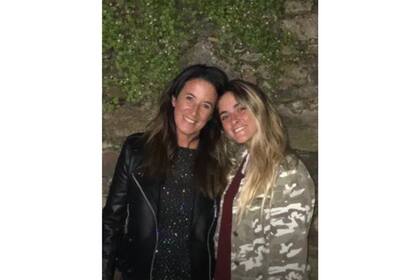 Magdalena Otamendi (53) es mamá de Sofía (23), diagnosticada con extrofia vesical. Ambas son parte de Vivex, organización en la que ayudan a otras familias