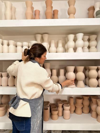 Magdalena Ponce de León en el taller de Blau Co. en Tucumán.