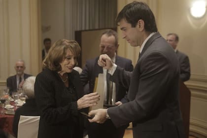 Magdalena recibe el premio de ADEPA