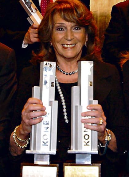 Magdalena Ruiz Guiñazú con dos de los premios Konex que recibió por su labor periodística
