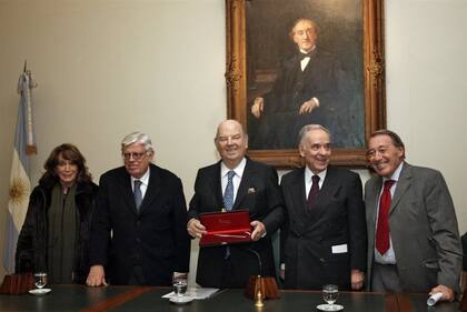 Magdalena Ruiz Guiñazú, Hermenegildo Sábat, el doctor Bartolomé Mitre, Lauro Laíño y José Ignacio López, en la Academia Nacional de Periodismo