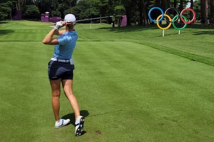 Magdalena Simmermacher durante sus entrenamientos en los campos de Golf de Tokio 2020.