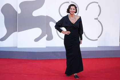 Maggie Gyllenhaal es la presidenta del jurado de esta edición del Festival de Venecia. Muy comprometida con la causa, la directora de La hija oscura denunció la falta de directoras en la competición de este año. "Obviamente, hay un problema sistémico. Creo que es mucho más difícil para las mujeres conseguir financiación para sus películas. Además, ¿podría ser que los temas sobre los que las mujeres, al haber tenido una experiencia diferente de vivir en el mundo, quieren hacer películas no siempre se consideren alta cultura? ¿Quién decide qué es bueno? ¿Quién decide qué es valioso?", preguntó en su discurso inaugural