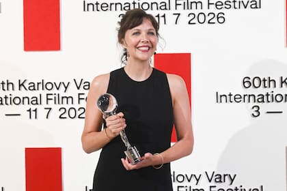 Maggie Gyllenhaal posa con el Globo de Cristal que otorga el Presidente del festival
