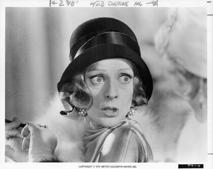 Maggie Smith en Viajes con mi tía, adaptada de la novela de Graham Greene, otra nominación al premio de la Academia