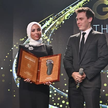 Magi en la que fue su única aparición pública estelar: fue en Montecarlo, durante la entrega del premio Golden Foot, en 2021. Mohamed, presente en la sala, le pidió que subiese ella al escenario a recibir la distinción. "Yo estaba en la gala de premiación, por supuesto. Pero ella subió a recibir el premio porque siento que no aparece mucho conmigo en público. Su rol es algo sumamente importante para mí, y que subiera a recibir un premio como ese era algo... de hecho, ella estaba muy nerviosa, un poco tensa. Pero sentí que era mi deber, como Salah, que ella subiera a recibirlo", dontó el futbolista. En la foto, aparece junto a Louis Ducruet, hijo de la princesa Estefanía de Mónaco