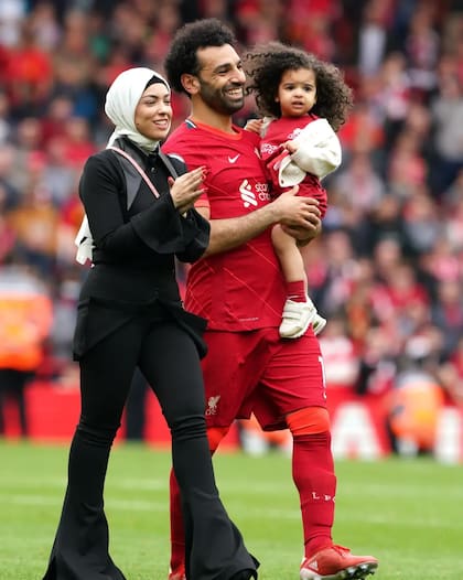 Magi Salah junto a su marido y su hija menor en el campo de juego de Anfield