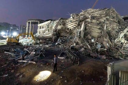 Magnate tailandés se entrega por cargos de negligencia grave por colapso de edificio en terremoto