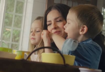 Magnolia y Amancio, los dos hijos menores de Eugenia Suárez, participaron de su nuevo videoclip (Foto: Captura de video)