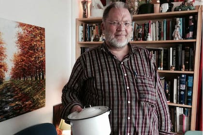 Magnus con la olla que usaron unos elfos para cocinar