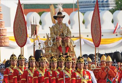Maha en 2019, durante su coronación. Siguiendo las tradiciones de
Tailandia, lo llevaron en procesión en palanquín por toda la ciudad de Bangkok.