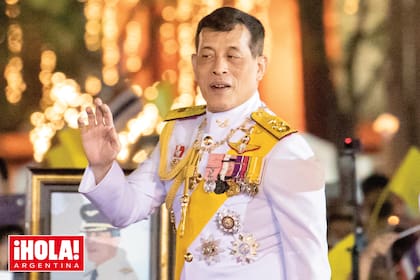 Maha Vajiralongkorn (Rama X), saludando en Sanam Luang, enfrente del palacio real, en durante una celebración realizada en 2020 en honor al nacimiento de su padre, el rey Bhumibol Adulyadej (Rama IX).