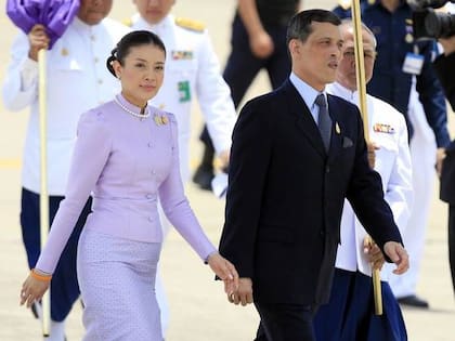 Maha Vajiralongkorn y la princesa Srirasmi en 2006 (Reuters)