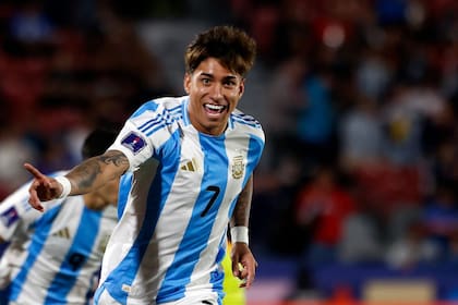 Maher Carrizo abrió el marcador en el estadio Nacional de Santiago; el muchacho de Vélez será suspendido y se perderá la semifinal del miércoles, contra Colombia.