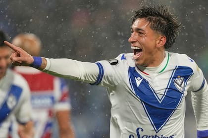 Maher Carrizo, de Vélez, festeja tras anotar contra Fortaleza; el Fortín se cruzará con Racing en una de las llaves de los cuartos de final.