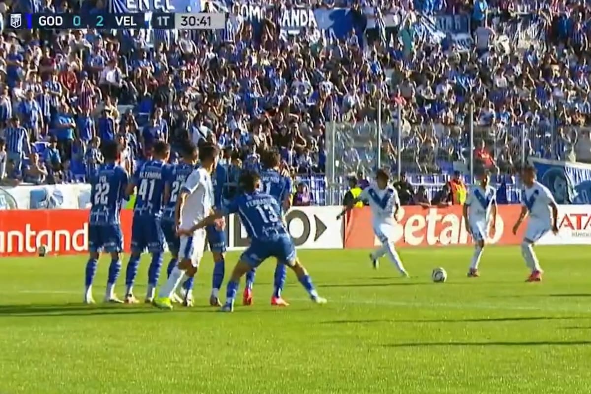 Maher Carrizo está por ejecutar el tiro libre que se transformará en el 2-0 de Vélez ante Godoy Cruz, en Mendoza