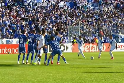 Maher Carrizo está por ejecutar el tiro libre que se transformará en el 2-0 de Vélez ante Godoy Cruz, en Mendoza