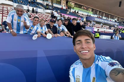 Maher Carrizo, figura de la selección sub 20, reaparecerá contra Marruecos en la final del Mundial de Chile tras estar ausente frente a Colombia; detrás, su mamá, Cristina, con la camiseta celeste y blanca.