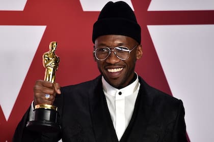 Mahershala Ali con el Oscar a Mejor Actor de Reparto por su trabajo en Green Book: una amistad sin fronteras