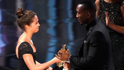 Mahershala Ali, mejor actor de reparto por Moonlight, recibe el Oscar de manos de Alicia Vikander