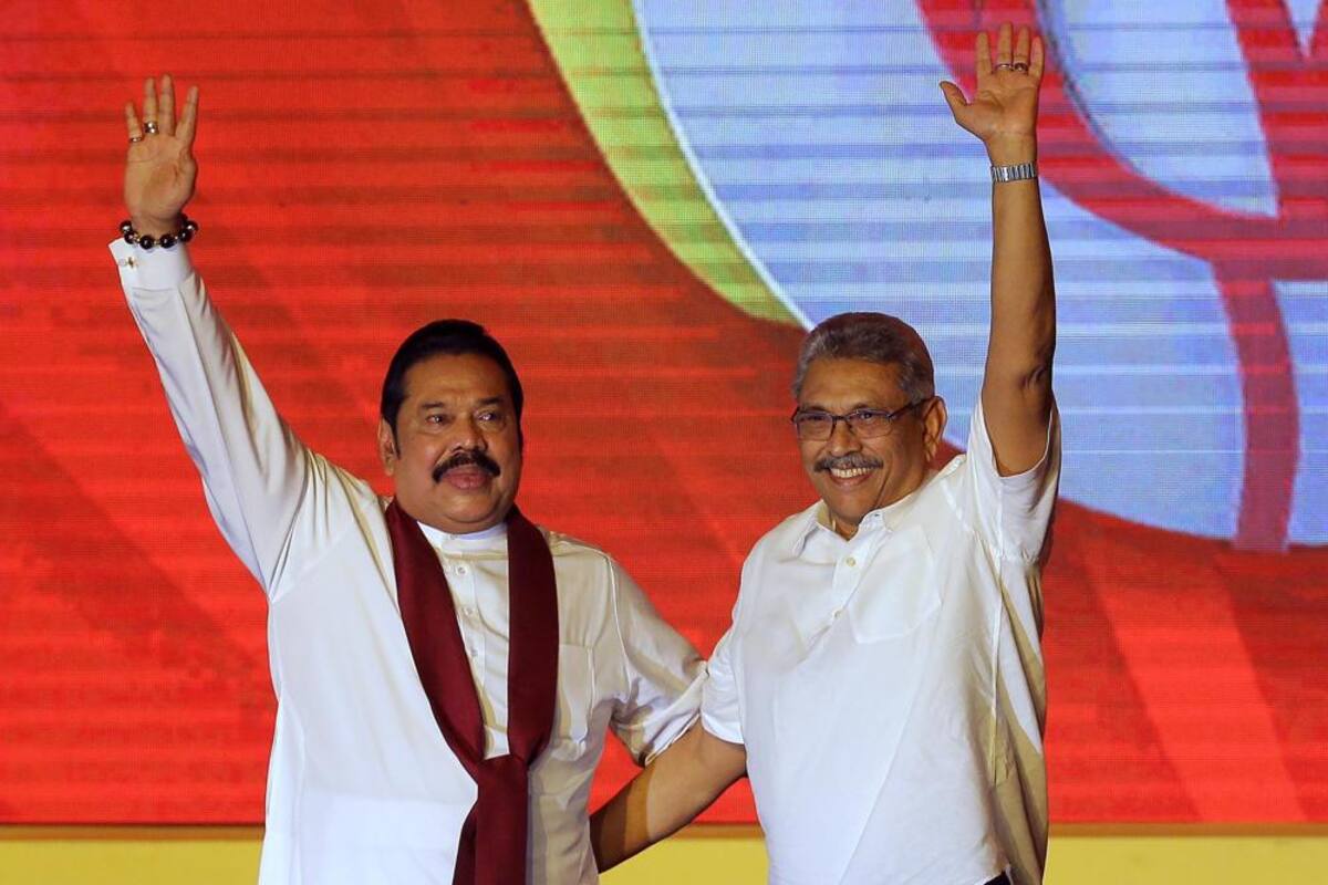 Mahinda Rajapaksa, a la izquierda, y su hermano Gotabaya Rajapaksa saludan a sus seguidores durante una convención del partido celebrada para anunciar la candidatura presidencial de Gotabaya en Colombo, Sri Lanka, el 11 de agosto de 2019