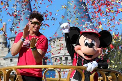 Mahomes desfiló en una carroza en el parque Magic Kingdom de Disney.