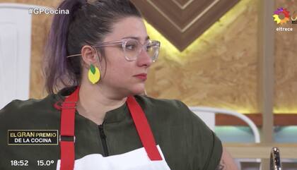 Maia, angustiada por su entrega que incluyó un pedazo de pollo crudo.