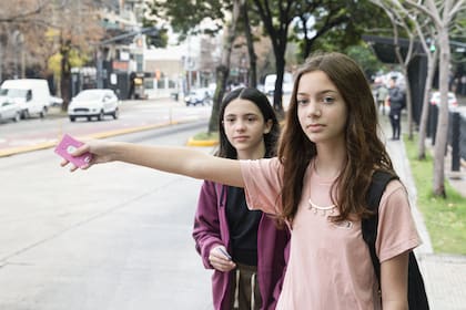 Maia (derecha) comenzó a viajar en colectivo el año pasado, cuando se preparaba para el ingreso al colegio secundario