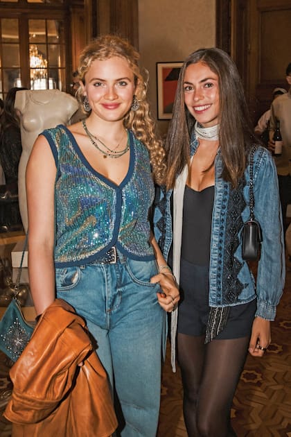 Maia Mayorga y Allegra Antelo, con looks juveniles y descontracturados donde el denim fue el gran protagonista