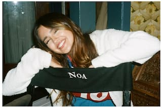 Quién es Maia Reficco, la artista y novia de la estrella de Hearstopper que se crio en Argentina
