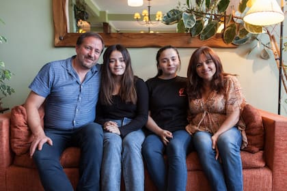 Maia y Sebastián con Abril y Mora, las mellizas que tienen 16 años.