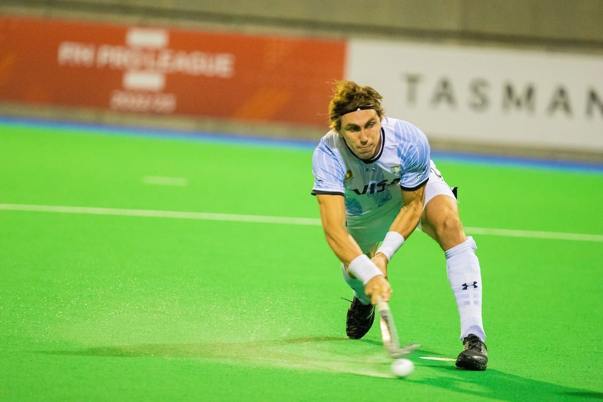 Maico Casella conduce la pelota en el importante triunfo por penales de los Leones ante Australia