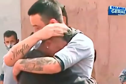 Maicon Pinto abraza a Cauã, el hombre que sin querer atropelló a su hija