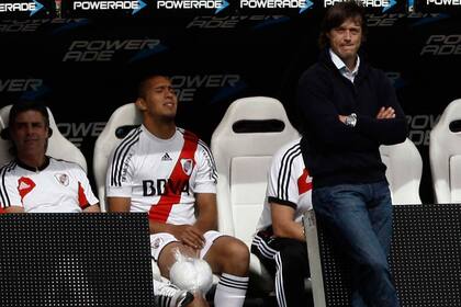 Maidana en el banco, con hielo en su rodilla lesionada; Almeyda concentrado en el partido